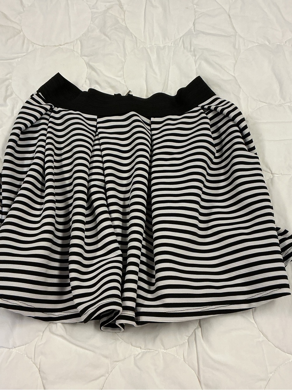 Romeo & Juliet SZ m black & white striped mini skirt